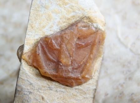 Fragment du sceau de l'évêque de Bourges : chasuble et pallium. On distingue le début d'arcades au bas (1350, 1 G 138).