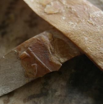 Fragment d'un autre sceau de l'évêque de Bourges : arcatures. On distingue le début de la chasuble en haut (1381, 1 G 137).