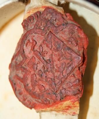 Sceau avec un décor de fleurettes, quintefeuilles et arcatures gothiques (1343, 1 J, fonds de Conny, pièce 1)