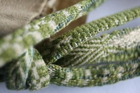 Lacet raffiné blanc et vert à damiers et chevrons du XIIe s. (1185, H 559).