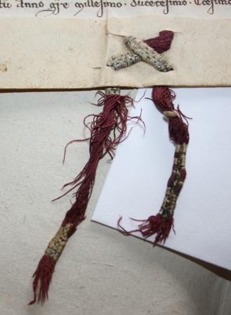 Lacet en soie pourpre et fil d'argent du XIIIe s. (1235, H 273).