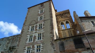 Palais ducal de Moulins : la tour maîtresse et les vestiges de la Salle des Etats de Louis II de Bourbon (première décennie du XVe siècle). © Bruel