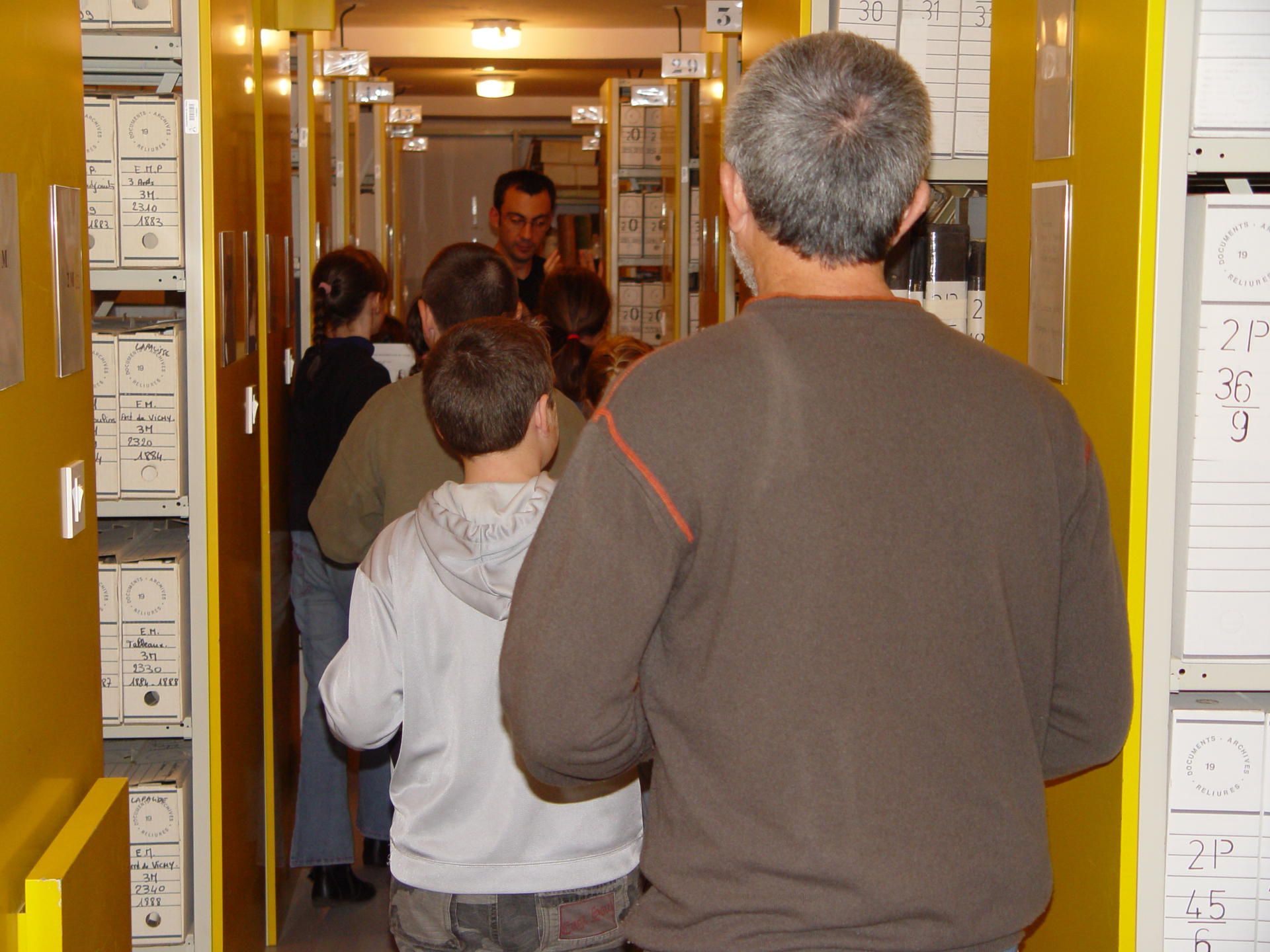 Visite d'un magasin d'archives