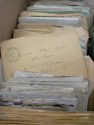 Lettres et photographies provenant du fonds Melin avant leur dépouillement.