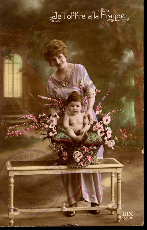 La carte postale véhicule une image stéréotypée du rôle des femmes pendant la guerre : la mère (A.D. Allier, 01 NUM 0001 0034 001).