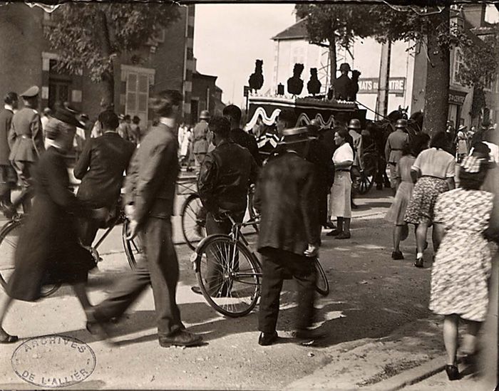 Manifestation à l'occasion des obsèques d'aviateurs canadiens, dont l'avion s'est écrasé dans la commune de St-Sauvier dans la nuit du 22 au 23 juillet à Montluçon, le 24 juillet 1943 (A. D. Allier, 996 W 82). © A. D. Allier