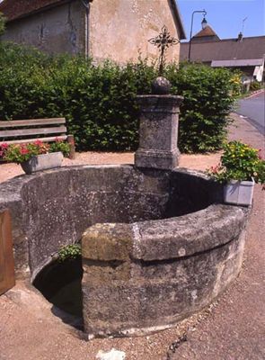 Fontaine de dévotion de saint Menou (fin XVIIe-XVIIIe siècle ?). © Inventaire Général, ADAGP. Cliché R. Choplain
