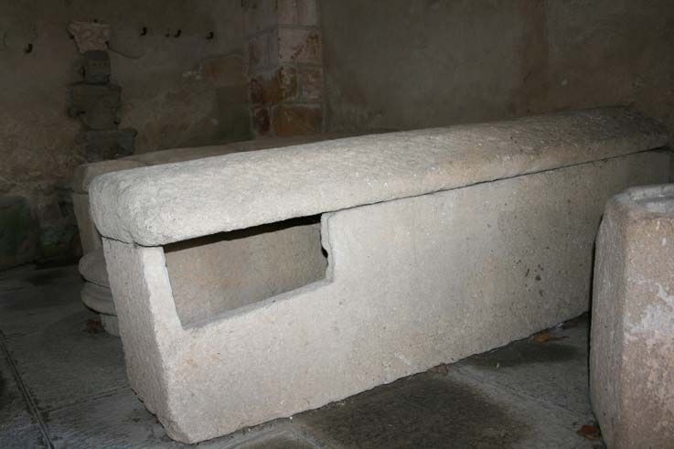 Sarcophage supposé de saint Blaise avec sa fenestella (VIe siècle). © M.-E. Bruel