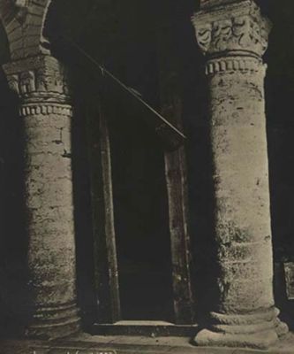 Vue intérieure du narthex avant le remplacement des grands chapiteaux (Archives départementales de l’Allier, fonds Génermont, 53 J 9). © A. D. Allier