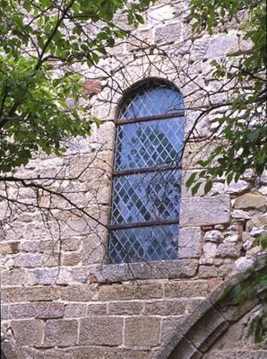 Fenêtre de la première travée de la nef (bas-côtés sud, XIe siècle). © Inventaire Général, ADAGP. Cliché R. Choplain