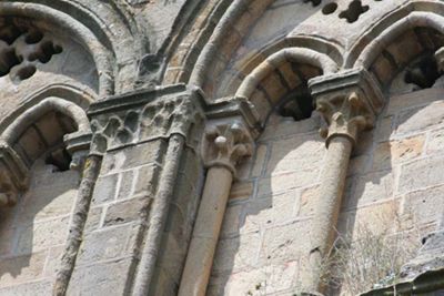 Le clocher du 2e quart du XIIIe siècle (détail). © M.-E. Bruel