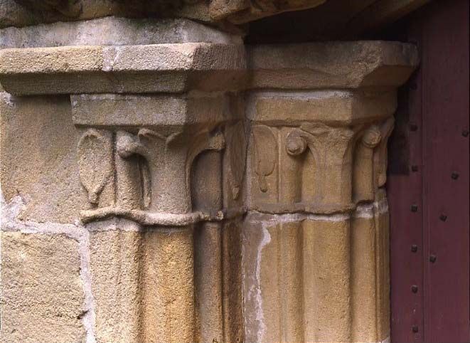 Chapiteaux de la porte d’entrée sud donnant de l’église dans le cloître (2e quart du XIIIe siècle). © Inventaire Général, ADAGP. Cliché R. Choplain