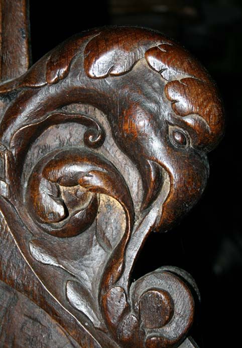 Tête de rapace (appuie-main sur parclose de stalle basse, stalles de M. d’Amboise (4e quart du XVe siècle). © M.-E. Bruel