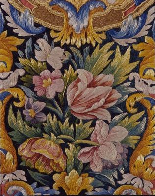 Détail des broderies d’un chasuble (lin, coton et soie, fin du XVIIe siècle). © Inventaire Général, ADAGP. Cliché R. Choplain