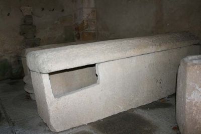 Sarcophage supposé de saint Blaise avec sa fenestella (VIe siècle). © Inventaire Général, ADAGP. Cliché R. Choplain