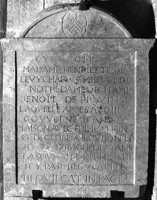 Monument funéraire d’Henriette de Lévy-Charlus, inhumée dans le narthex de Saint-Menoux (marbre gris, vers 1713). © Inventaire Général, ADAGP. Cliché R. Choplain, R. Maston