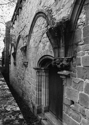 ruines du cloître au sud de l'église Vue générale des vestiges du cloître de M. d’Amboise (achevé en 1497). © Inventaire Général, ADAGP. Cliché R. Choplain, R. Maston