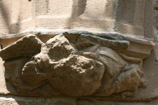 Ange volant tenant un blason (cul-de-lampe du cloître de M. d’Amboise, achevé en 1497). © M.-E. Bruel
