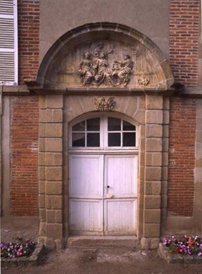 Porte de la pharmacie de l'abbaye (bâtie par M.-G. du Boulay-Favier, 1694). © Inventaire Général, ADAGP. Cliché R. Choplain, R. Maston