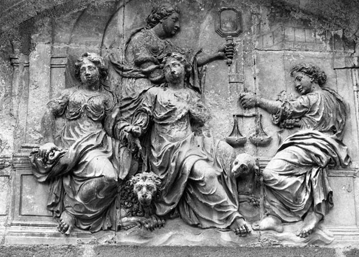 Les quatre vertus cardinales : Force, Prudence, Tempérance et Justice (pharmacie du couvent, calcaire, Legrand ?, 1694). © Inventaire Général, ADAGP. Cliché R. Choplain, R. Maston