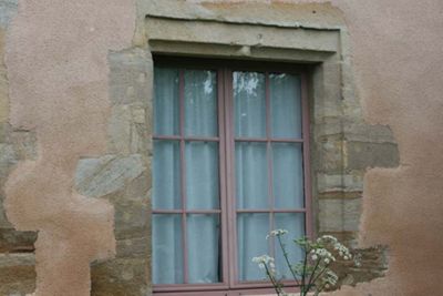 Fenêtre du logis de la grange aux dîmes (fin du XV<sup>e</sup> siècle). © M.-E. Bruel