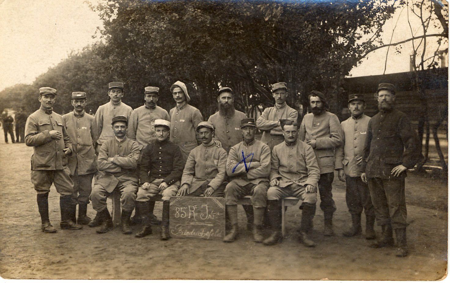 Photographie de groupe avec Jean Boulon signalé par une croix, recto