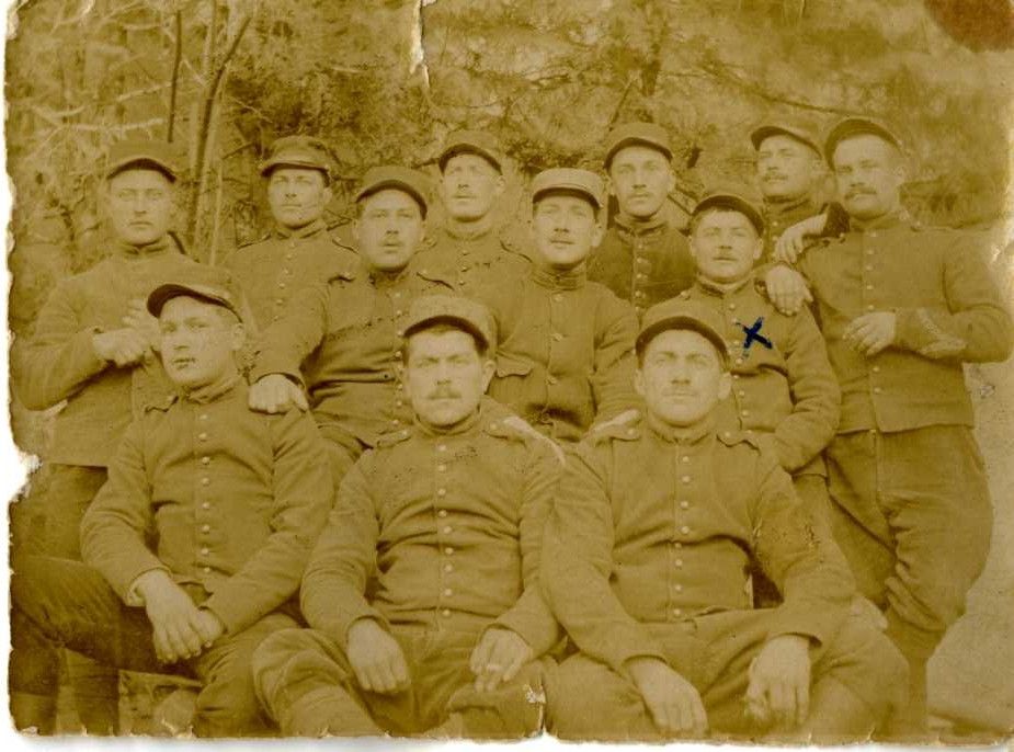 Photo de groupe avec Georges Laplanche marqué d'une croix