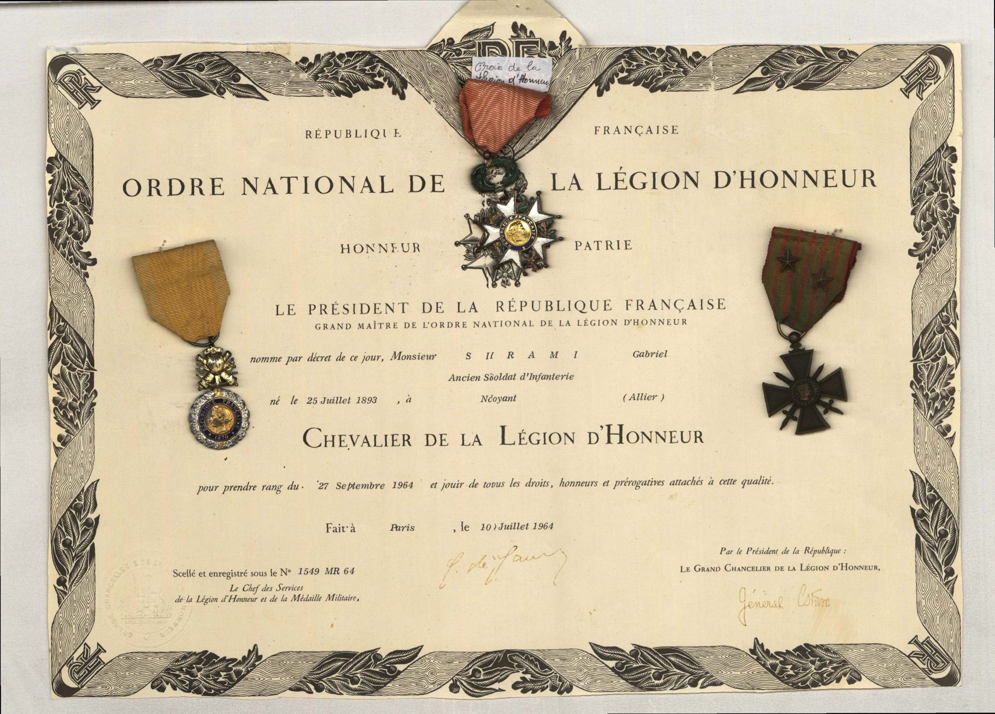 Décorations de Gabriel Sirami avec au milieu la croix de chevalier de la Légion d'honneur qui lui a été remise le 27 septembre 1964