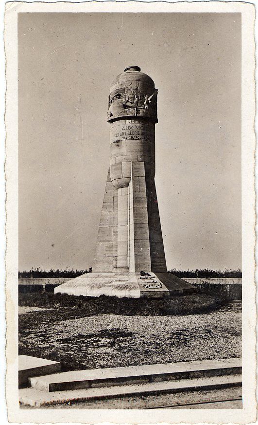 Cartes postales de monuments commémoratifs. Soissons : monument des crapouillots.