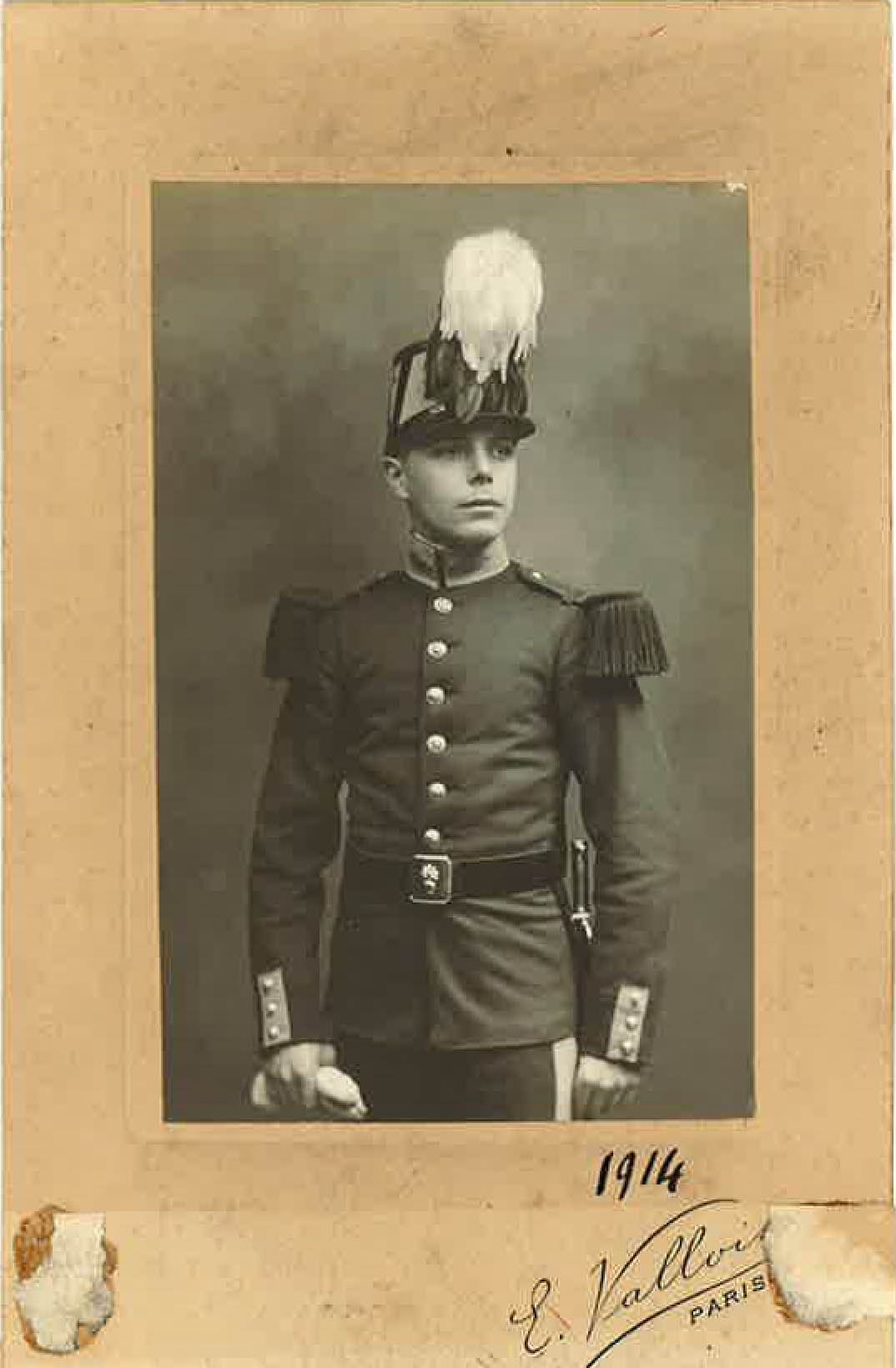 Jean Vernay portant l'uniforme et le plumet blanc de l'école militairede Saint-Cyr