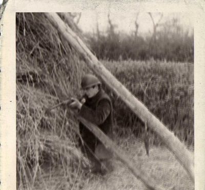 René Laplanche vers 20 ans avec le fusil que son grand-père avait ramené du front (il appartenait à un mitrailleur allemand d'après lui).  Crédits photos : René Laplanche
