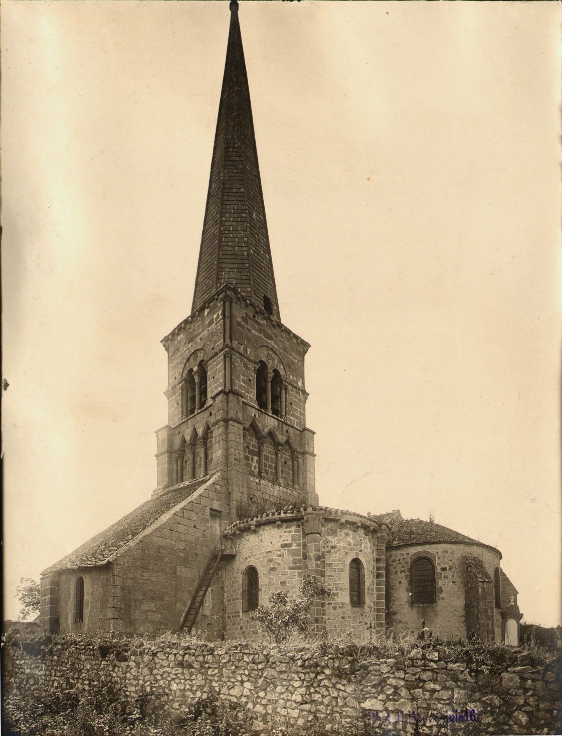 Eglise paroissiale de la Trinité à Autry-Issards (XIe, XIIe siècles, A. D. Allier, 75 J 140).