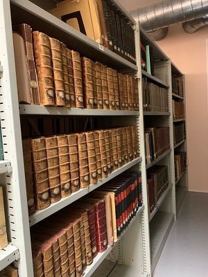 Une bibliothèque magnifique. Elle contient des livres anciens mais aussi plus récents sur l’Allier et l'ancien Bourbonnais...
