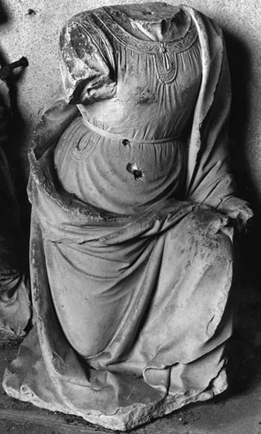 Mise au tombeau (vestiges), calcaire, première moitié du XVIe siècle. © Inventaire Général, ADAGP. Cliché R. Choplain, R. Maston